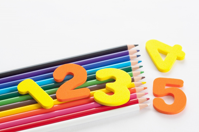 1から5までの数字と色鉛筆の画像