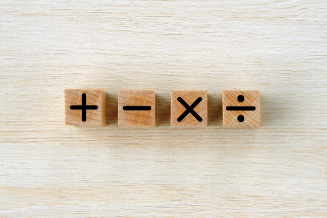 1から5までの数字と色鉛筆の画像