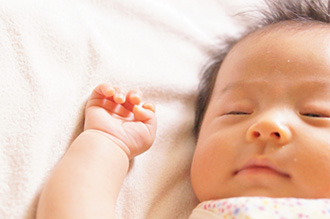 赤ちゃんを寝かしつけるコツ　なかなか眠れない理由と月齢別の対処法